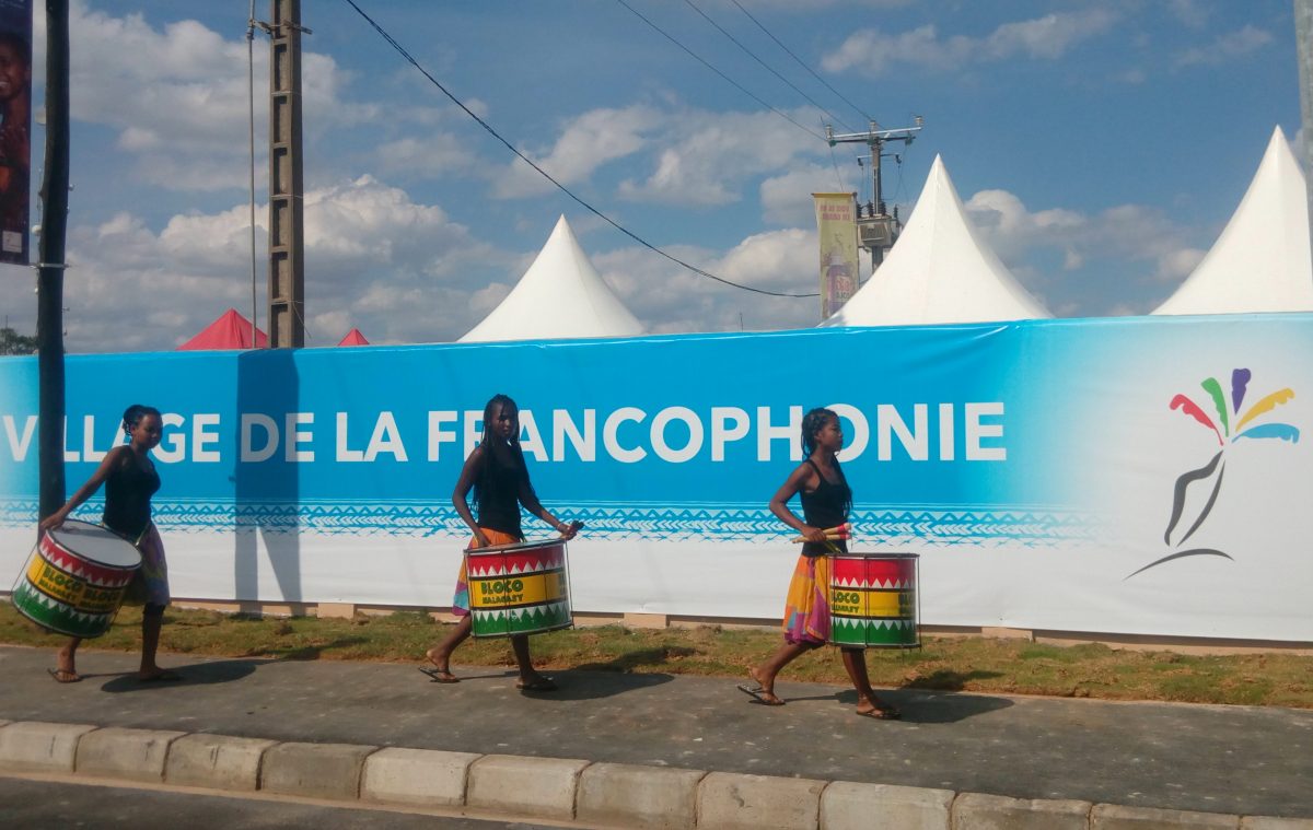 Article : #Photo – Un cortège de batuqueiras passe devant le village de la Francophonie