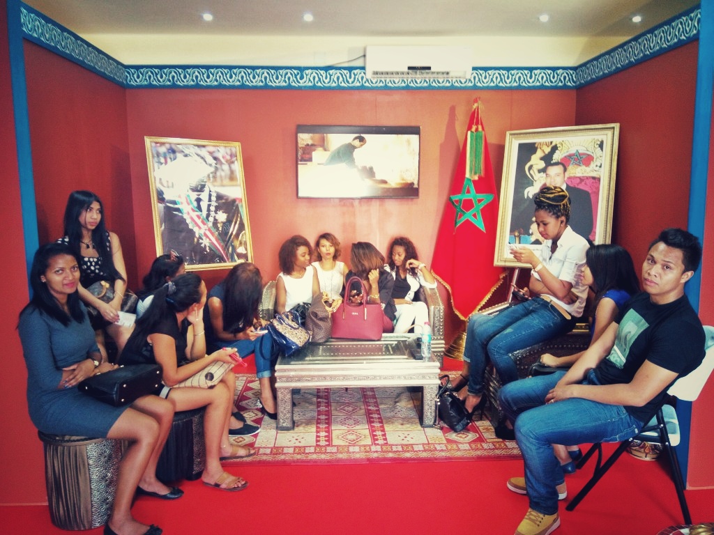 Article : En prélude au sommet de l&rsquo;OIF, de jeunes malgaches tuent le temps au pavillon Marocain