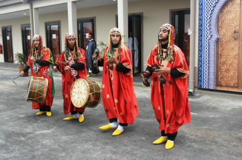 Article : #Photo – Des danseurs traditionnels devant le pavillon du Maroc